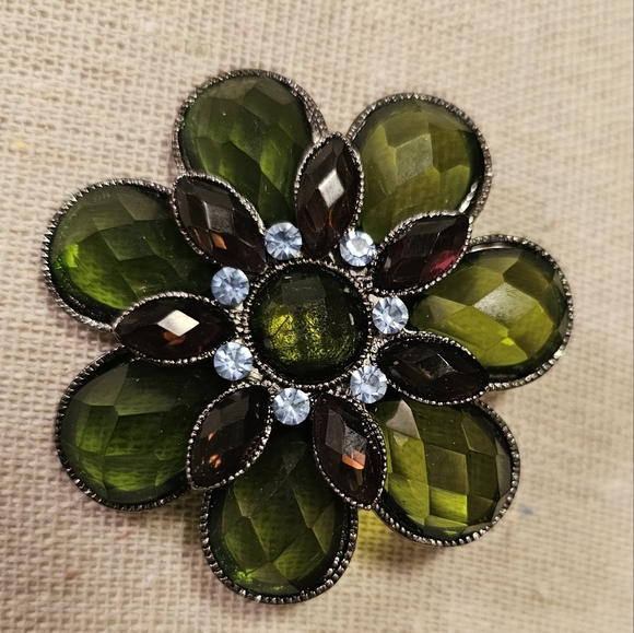 Beautiful Brooch - Picture 2 of 3